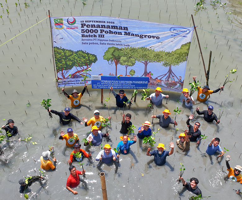 作業服の社員たちがISO 9001を学んでいる